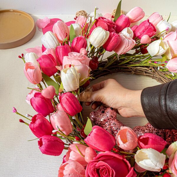 J'FLORU Valentines Day Decorations Romantic Valentines Day Gifts 22 Inch Valentine's Day Wreath with Lovely Bear Heart Roses Tulips for Valentine Party Anniversary Candlelight Dinner